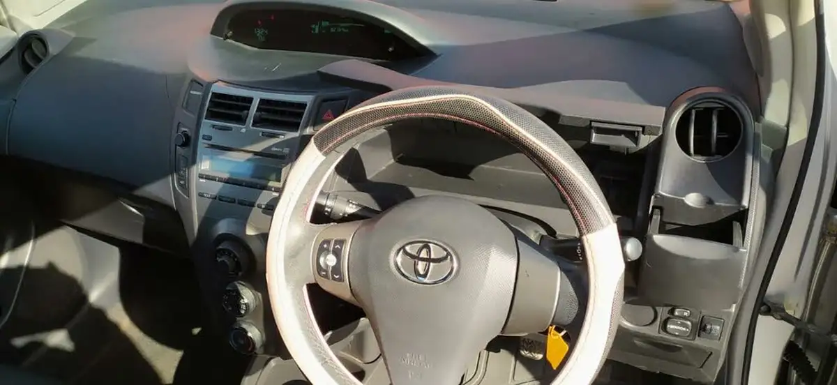 2009-toyota-yaris-10-t2-3d-996cc-big-12