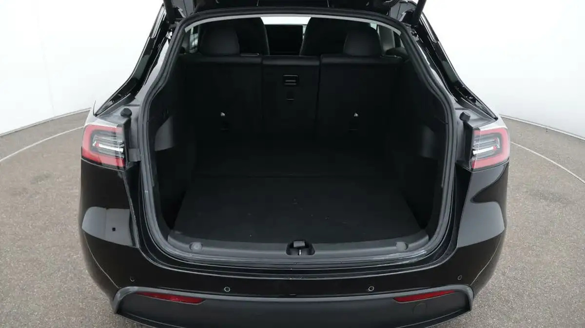 2022-tesla-model-y-e-long-range-big-17