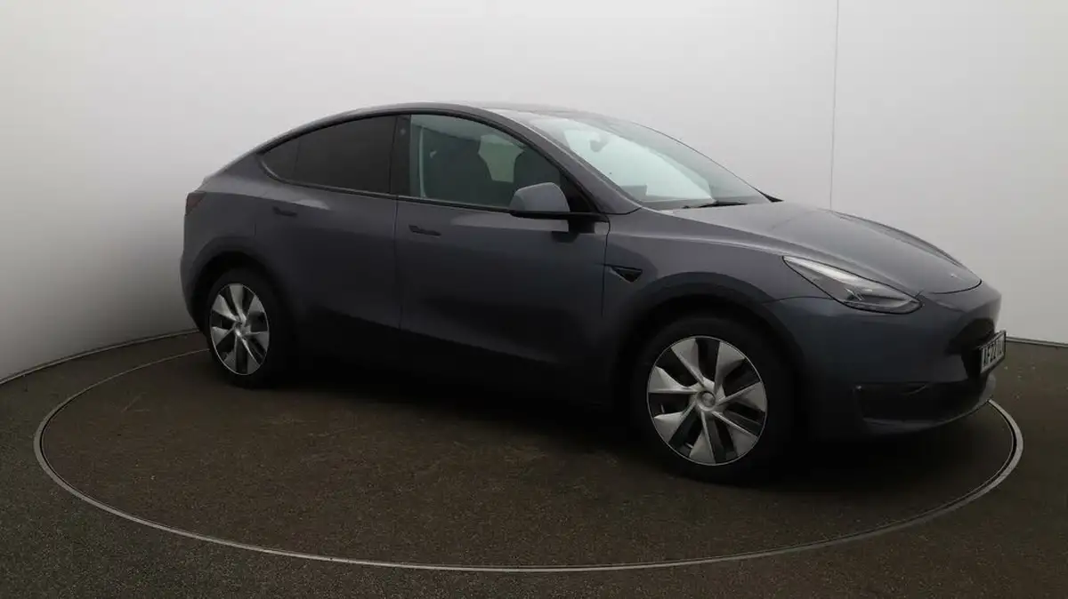 2022-tesla-model-y-e-long-range-big-36