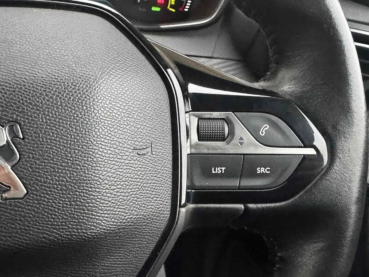 2021-peugeot-2008-suv-e-active-big-36