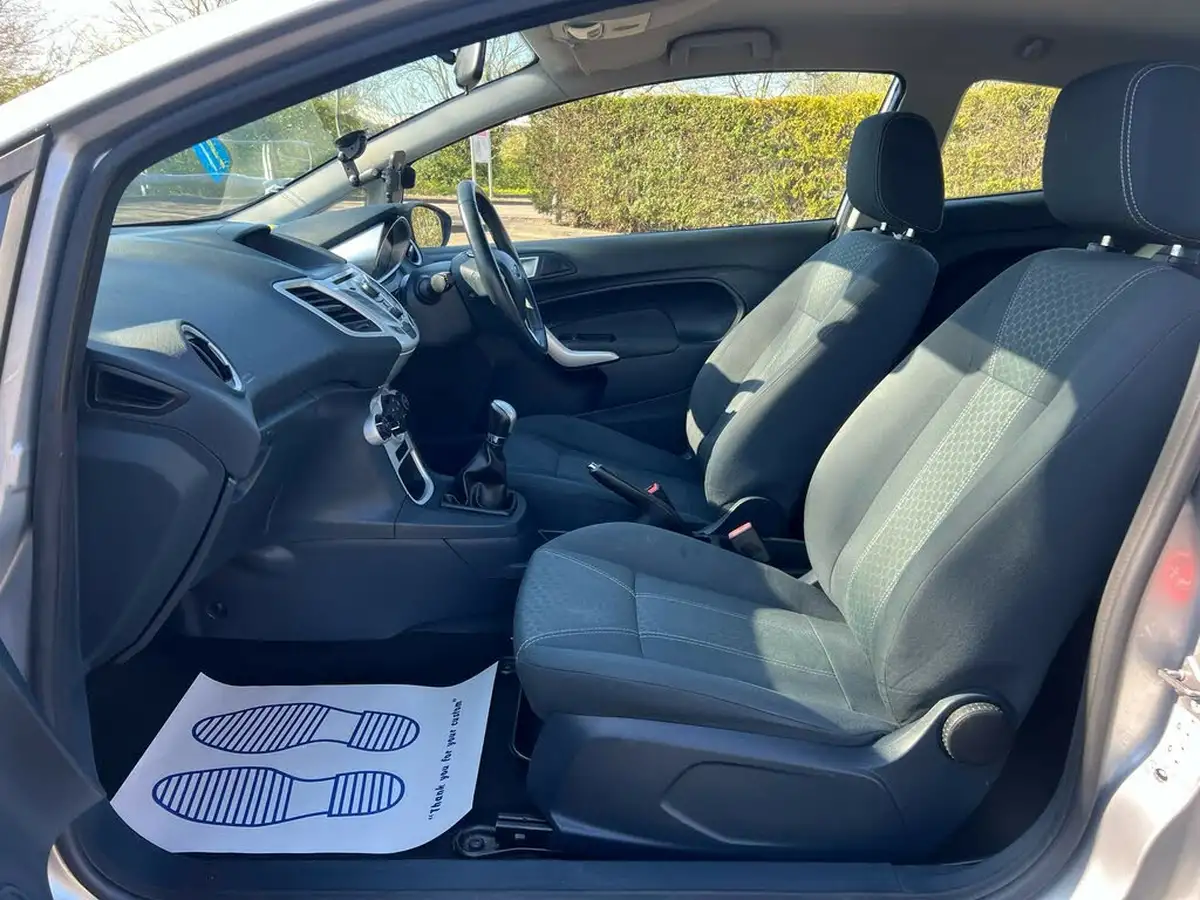 2012-ford-fiesta-125-zetec-3d-big-11