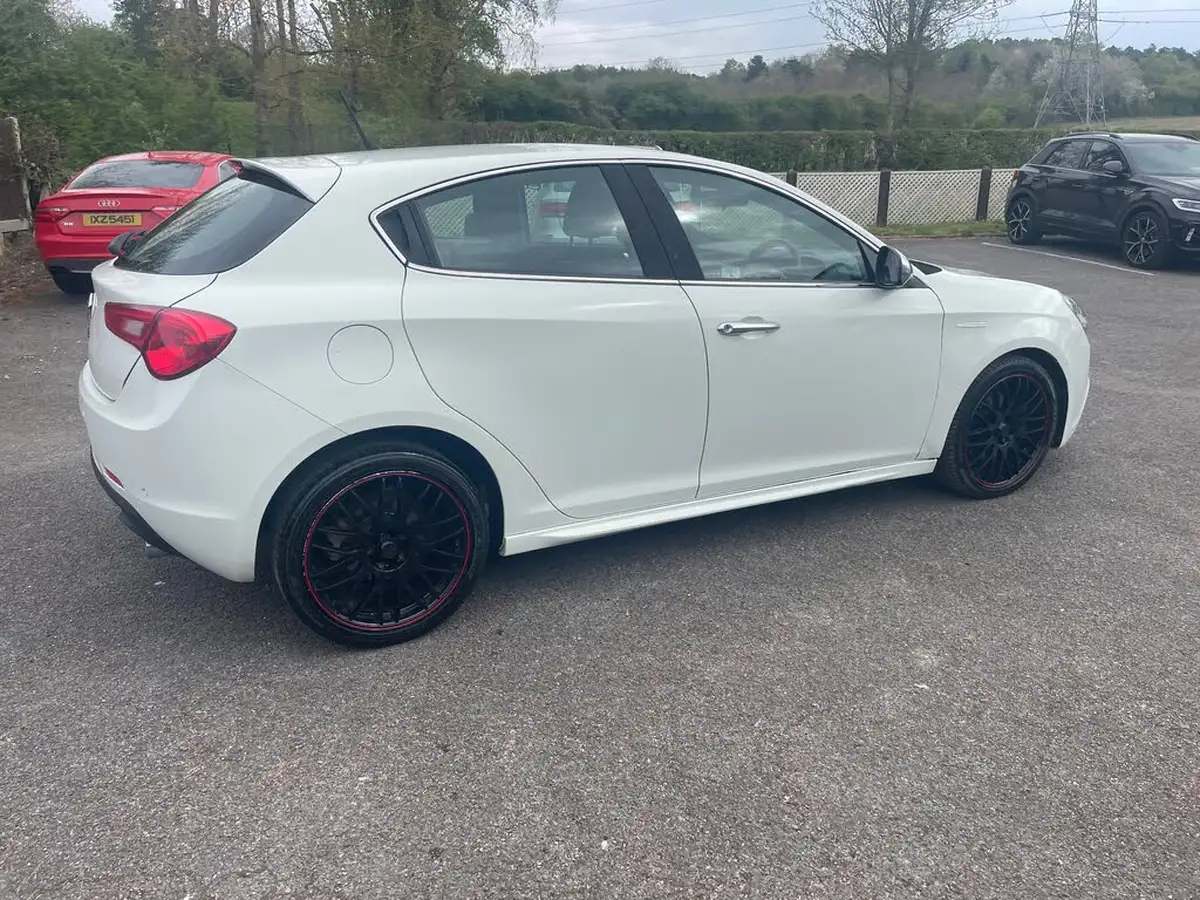 2012-alfa-romeo-giulietta-20td-veloce-170bhp-tct-big-8