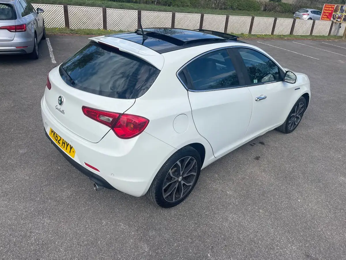 2012-alfa-romeo-giulietta-20td-lusso-170-bhp-tct-big-16