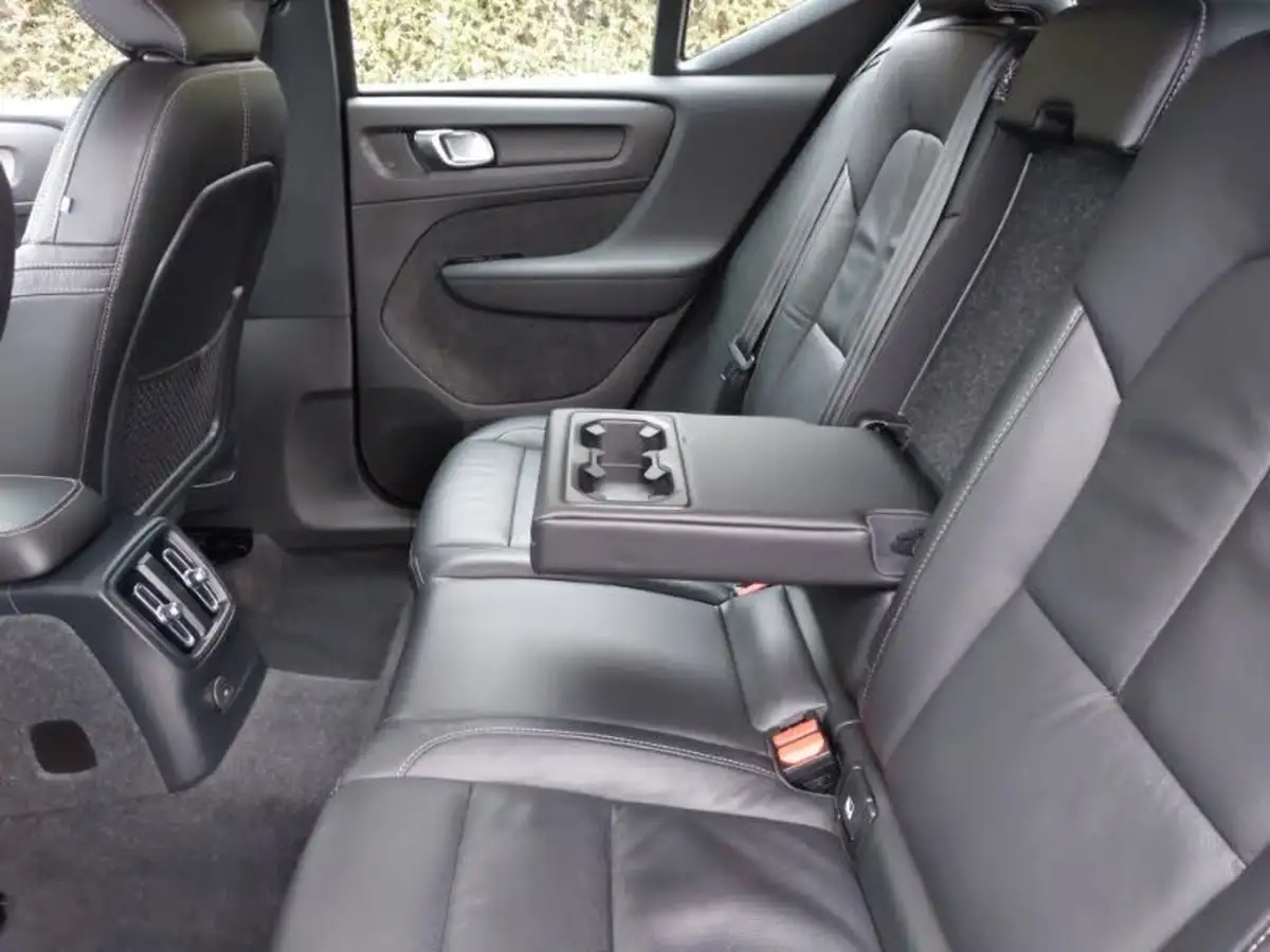 2021-volvo-xc40-15-t5-inscription-262bhp-big-5