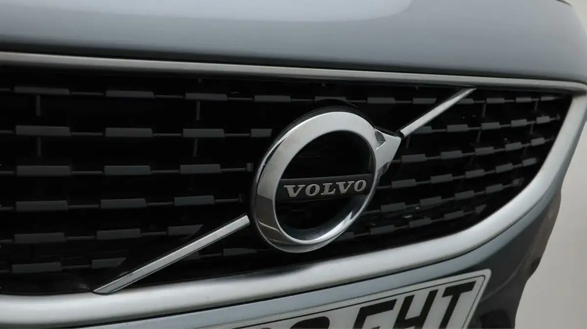 2019-volvo-v40-20-t3-r-design-edition-big-23