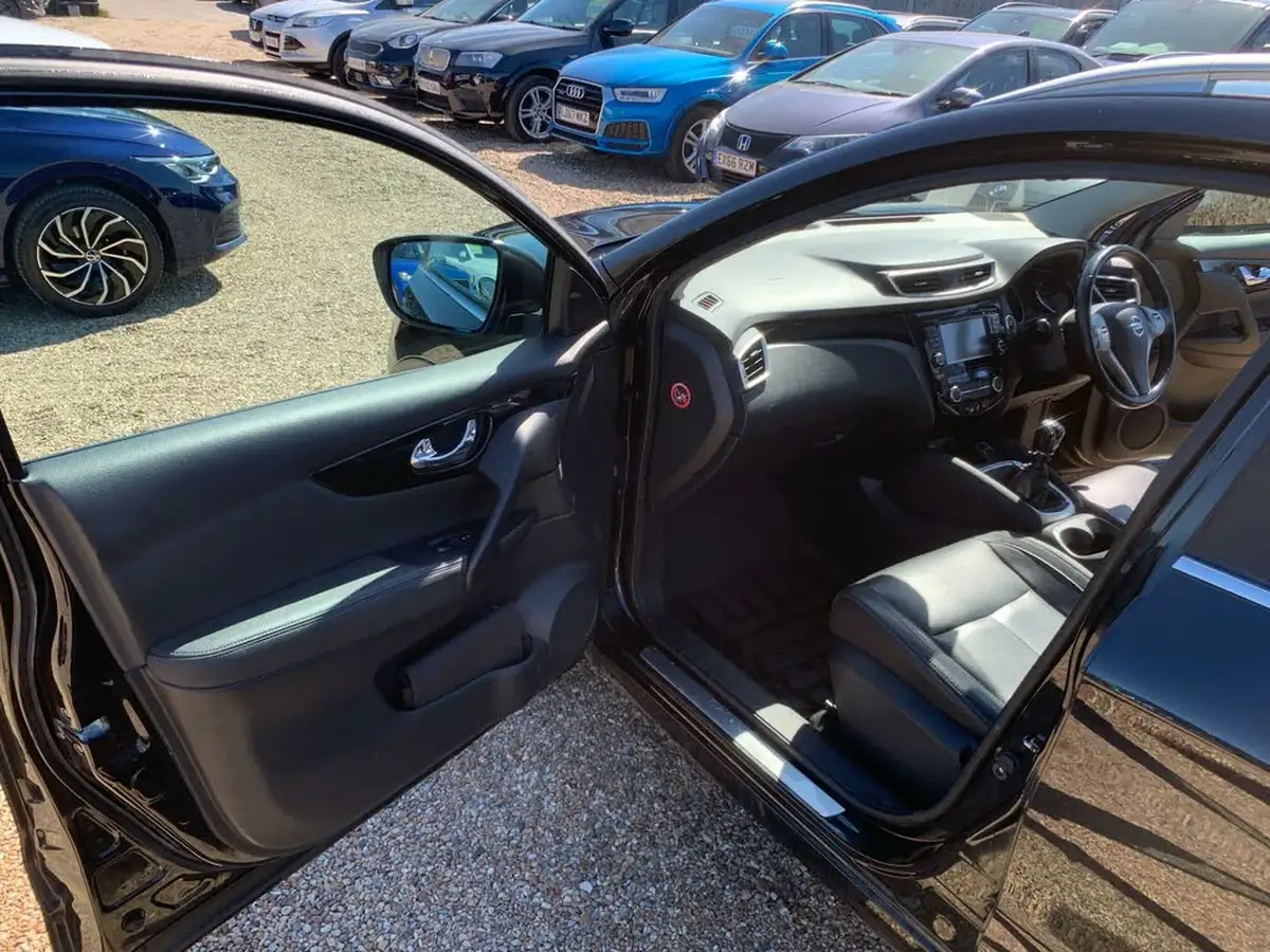 2014-nissan-qashqai-16dci-tekna-4x4-big-25