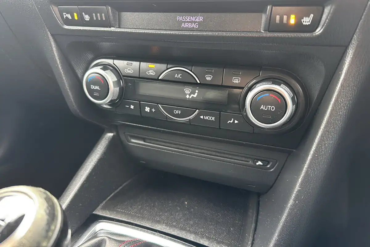 2016-mazda-mazda3-20-sport-nav-120ps-skyactiv-g-hatchback-5d-big-13