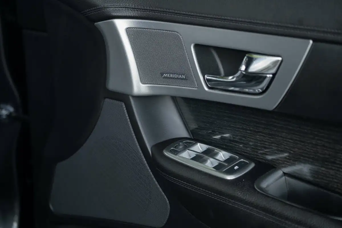 2015-jaguar-xf-22td-r-sport-163ps-saloon-4d-big-20