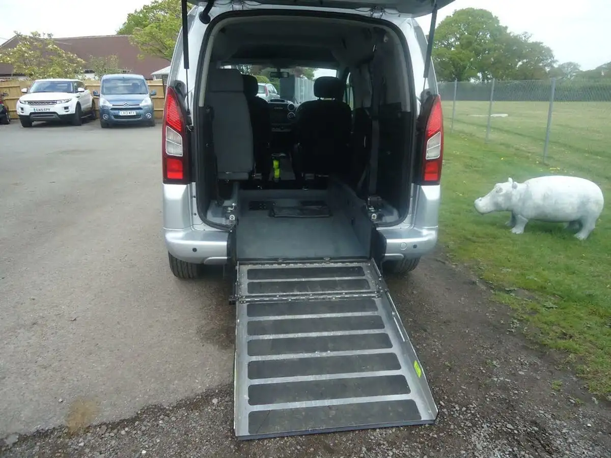 2014-peugeot-partner-16hdi-tepee-s-92bhp-ss-egc-big-2