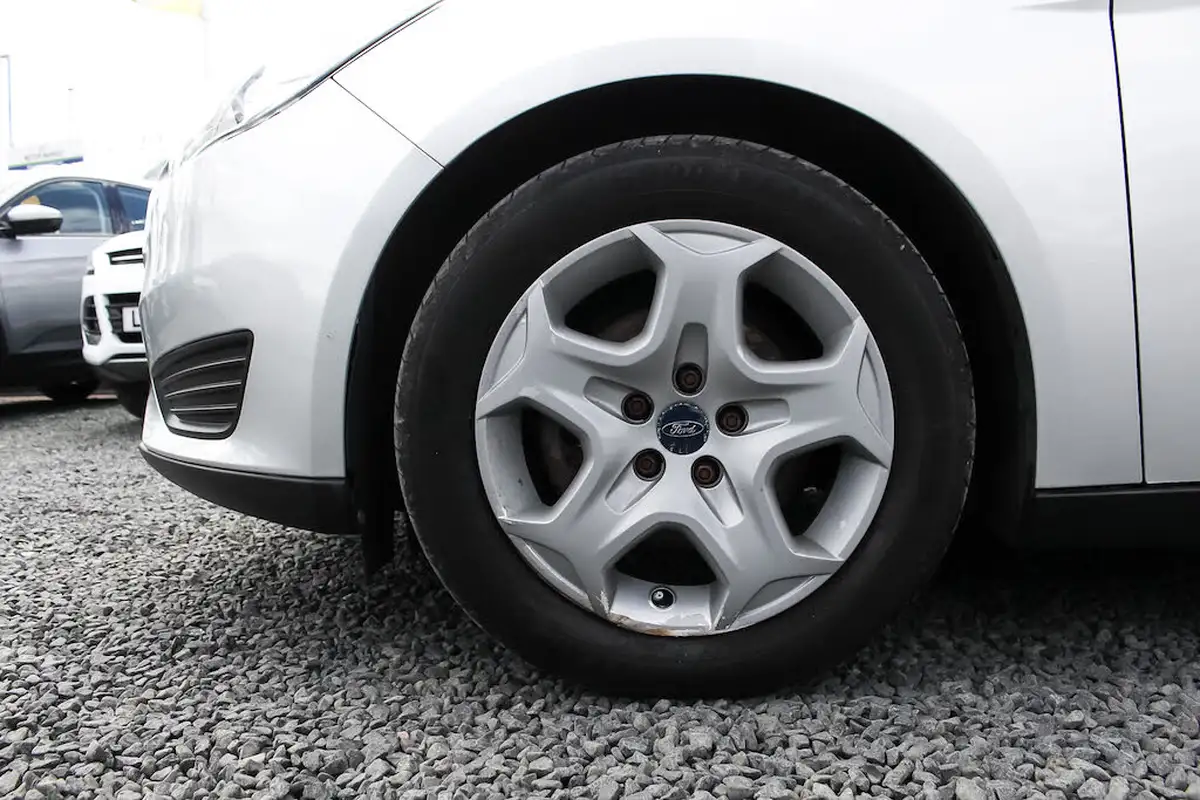 2016-ford-focus-15tdci-style-95ps-hatchback-big-11