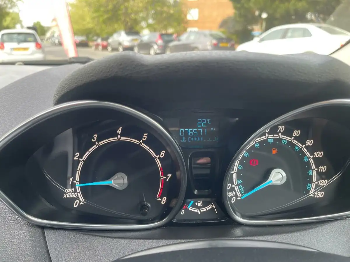 2015-ford-fiesta-10t-zetec-100ps-ecoboost-ss-5d-big-19