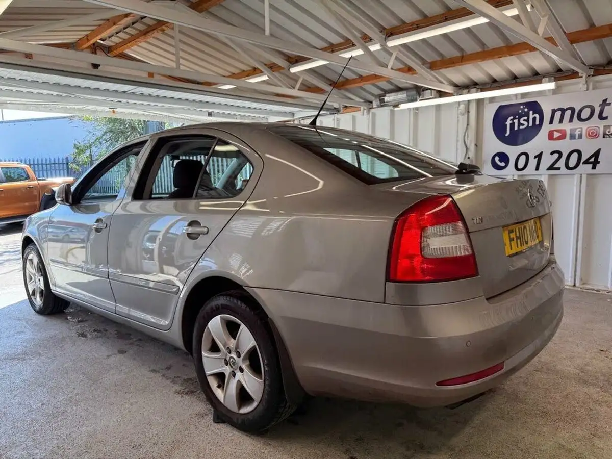 2010-skoda-octavia-20td-elegance-142ps-hatchback-dsg-big-2