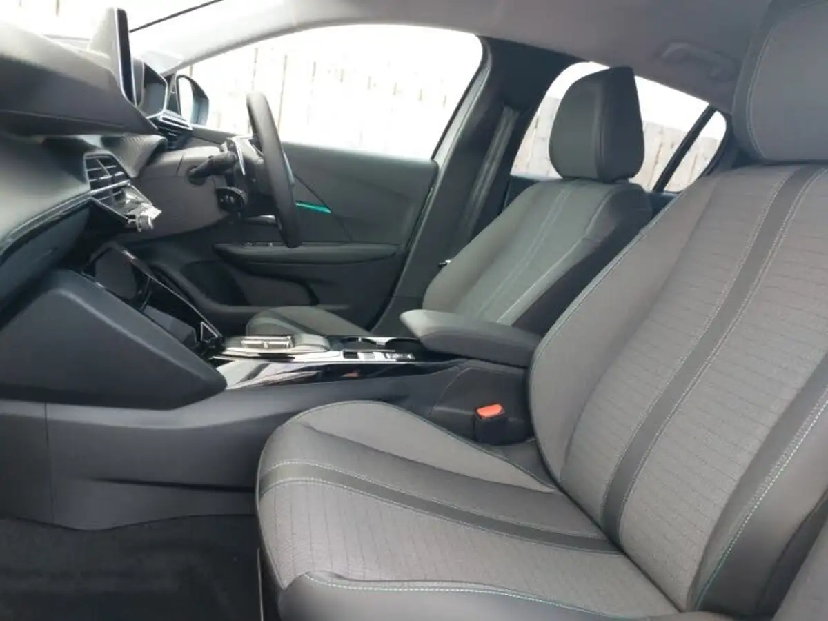 2023-peugeot-208-12-puretech-allure-premium-100ps-eat8-big-4