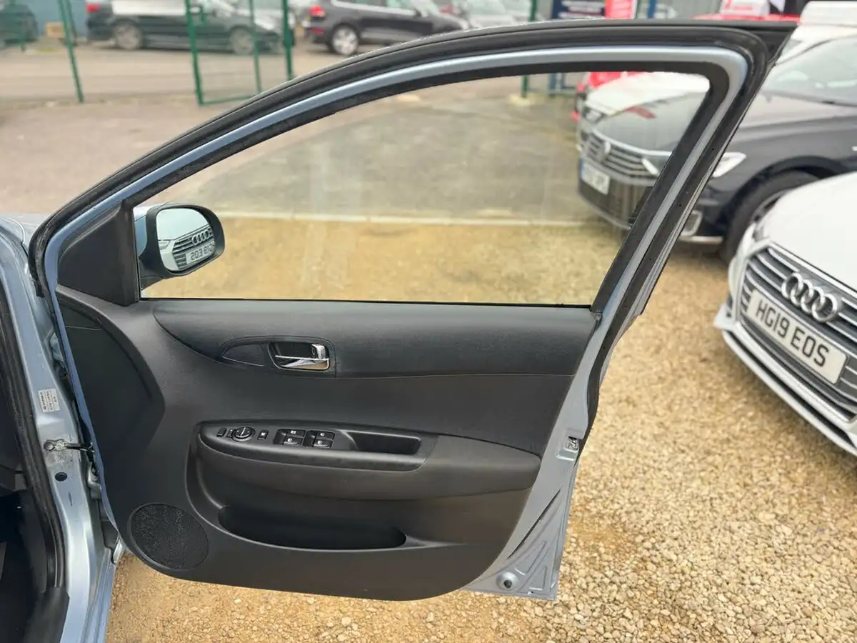 2012-hyundai-i20-12-active-5d-big-21