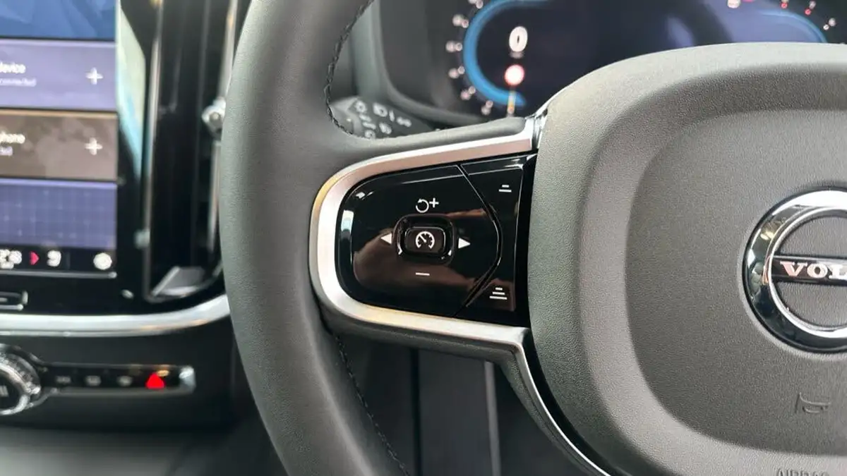 2025-volvo-v60-20-b4-plus-station-wagon-big-17