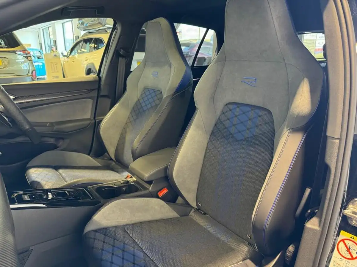 2025-volkswagen-golf-20-tsi-r-black-edition-big-30