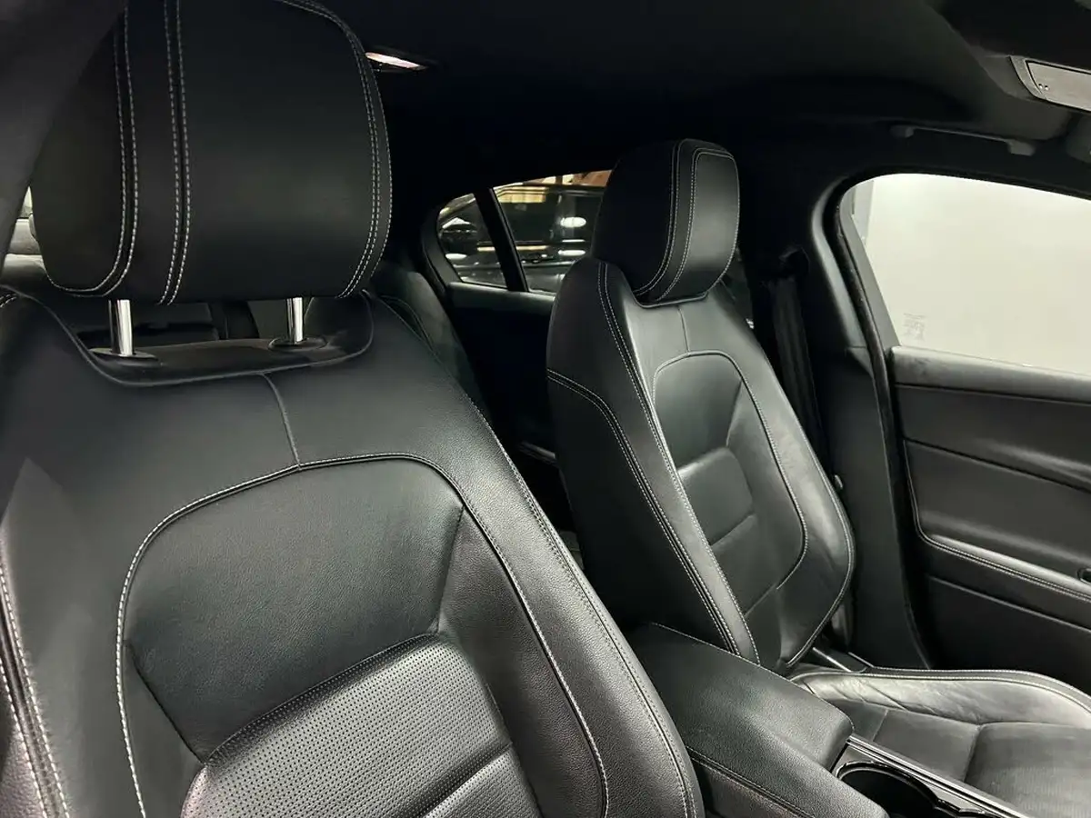 2015-jaguar-xe-20td-r-sport-180ps-big-19