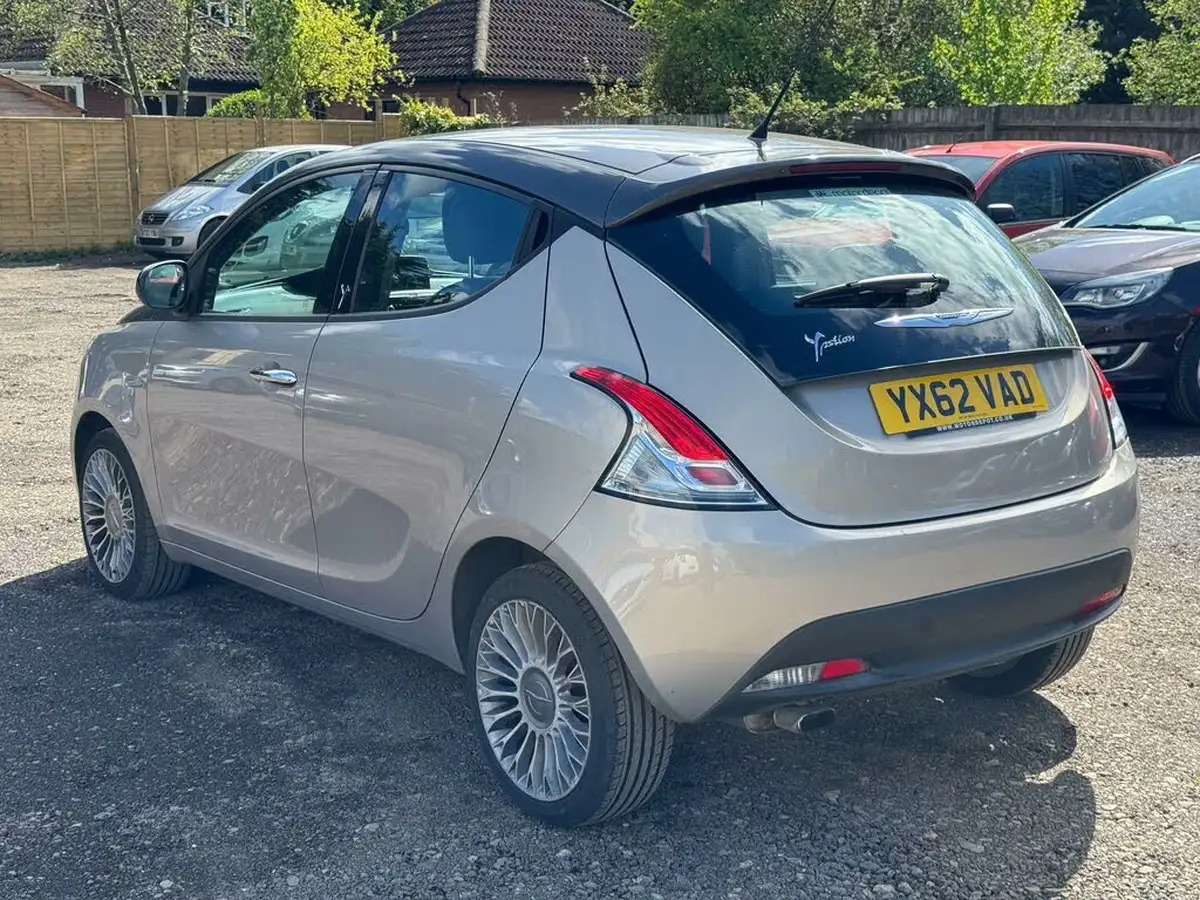 2012-chrysler-ypsilon-12-limited-big-3