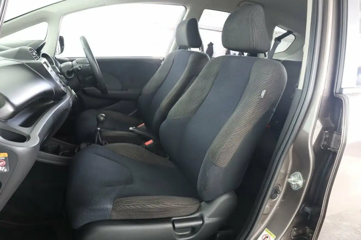 2013-honda-jazz-14-es-plus-big-32