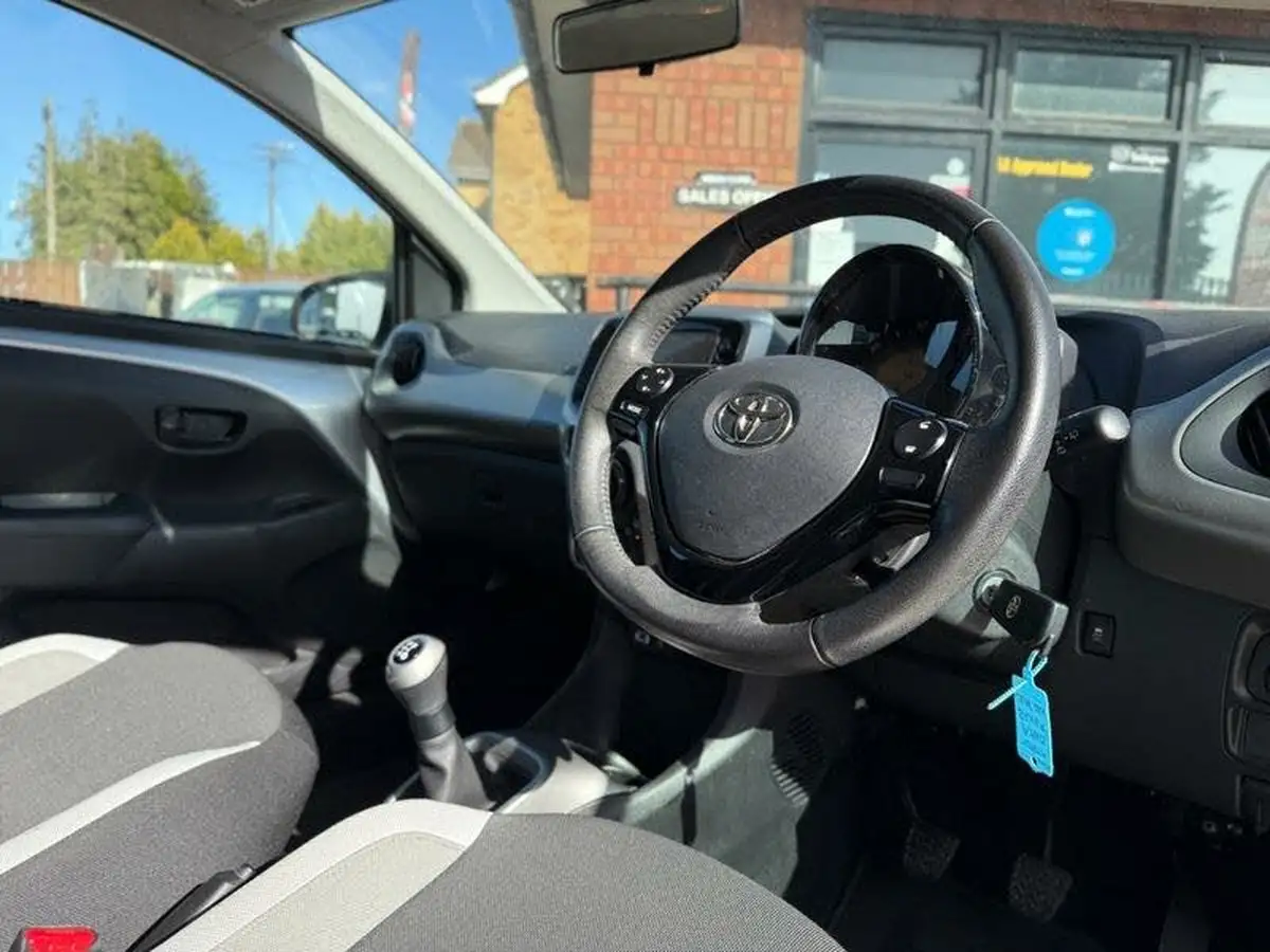 2015-toyota-aygo-10-vvt-i-x-play-5d-big-17