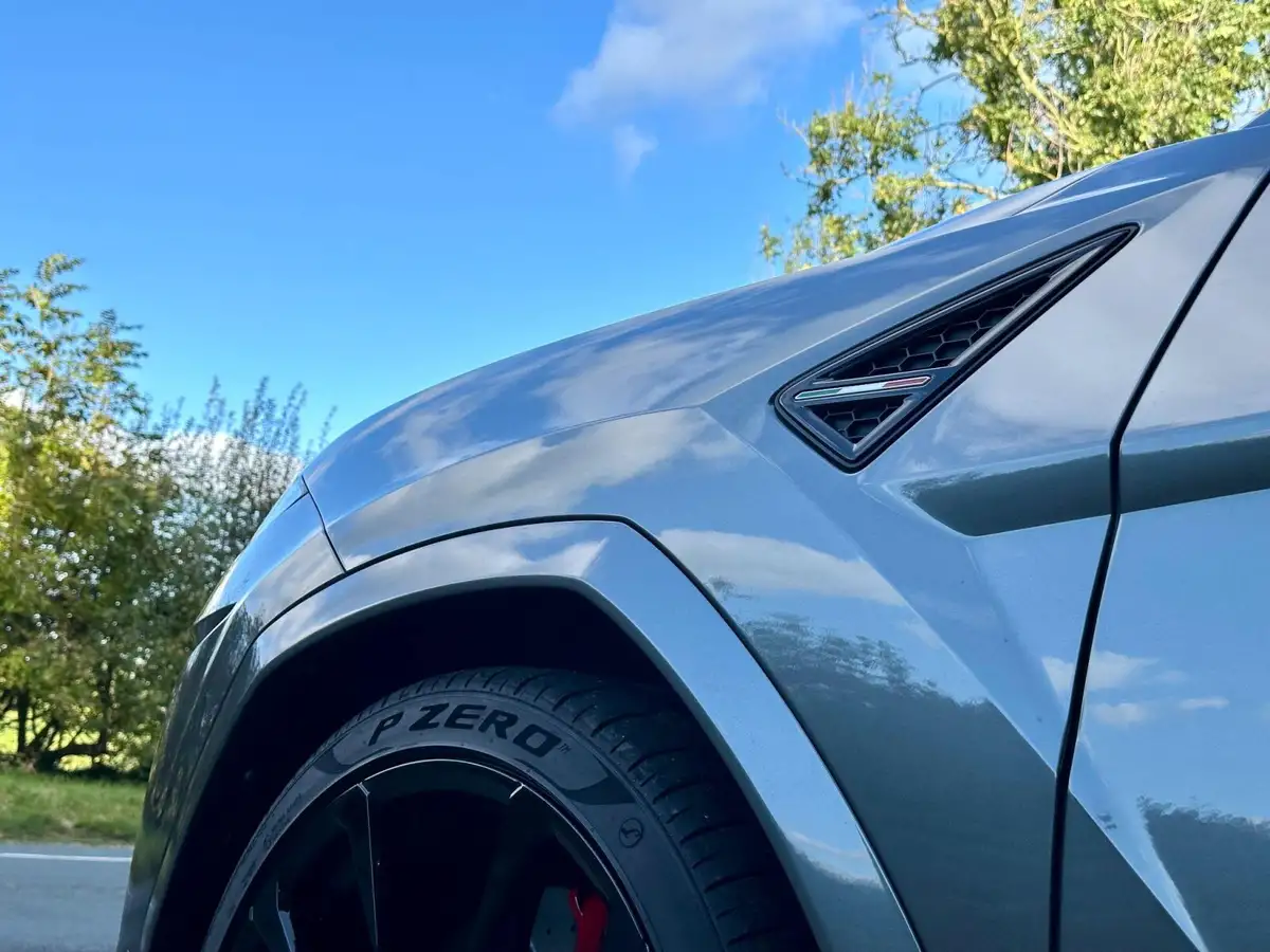 2023-lamborghini-urus-40-no-trim-big-3