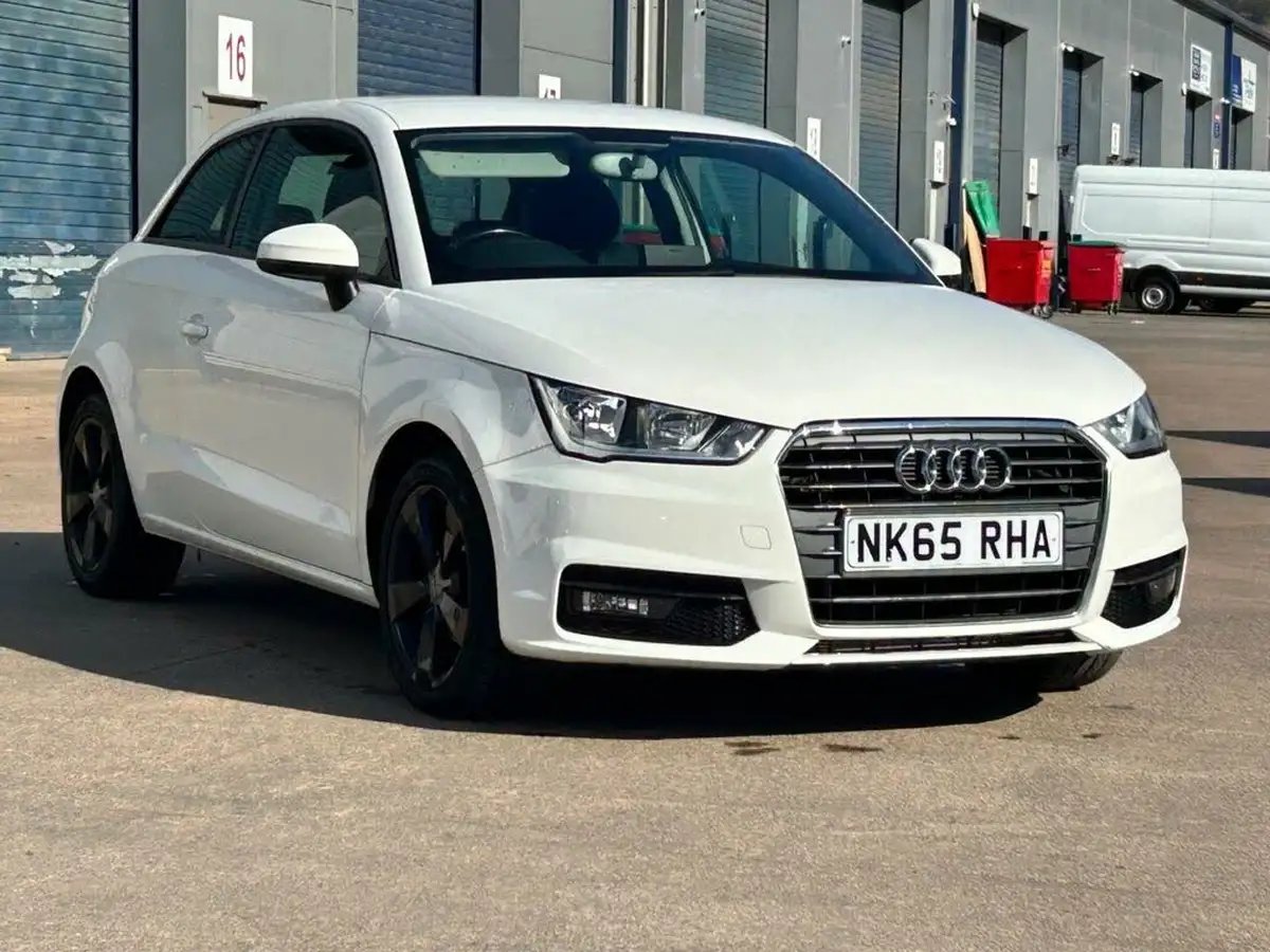 2015-audi-a1-10-sport-hatchback-3d-big-2