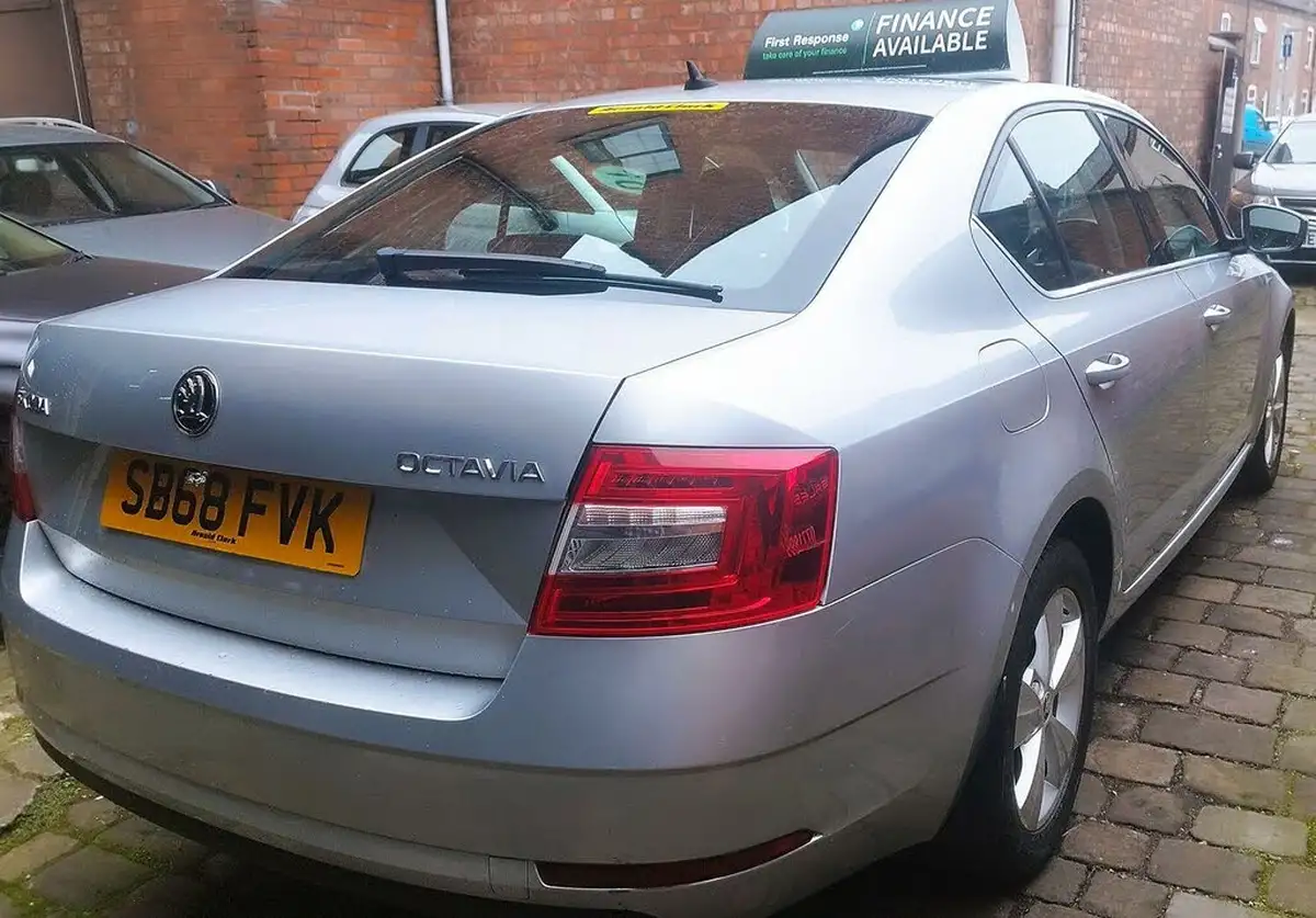 2019-skoda-octavia-16tdi-se-technology-hatchback-big-2