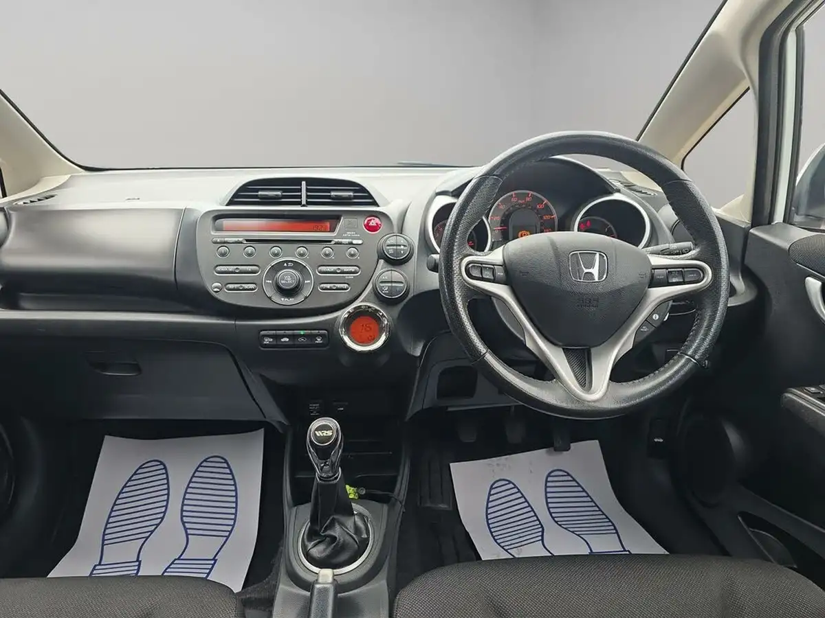 2013-honda-jazz-14-si-big-22