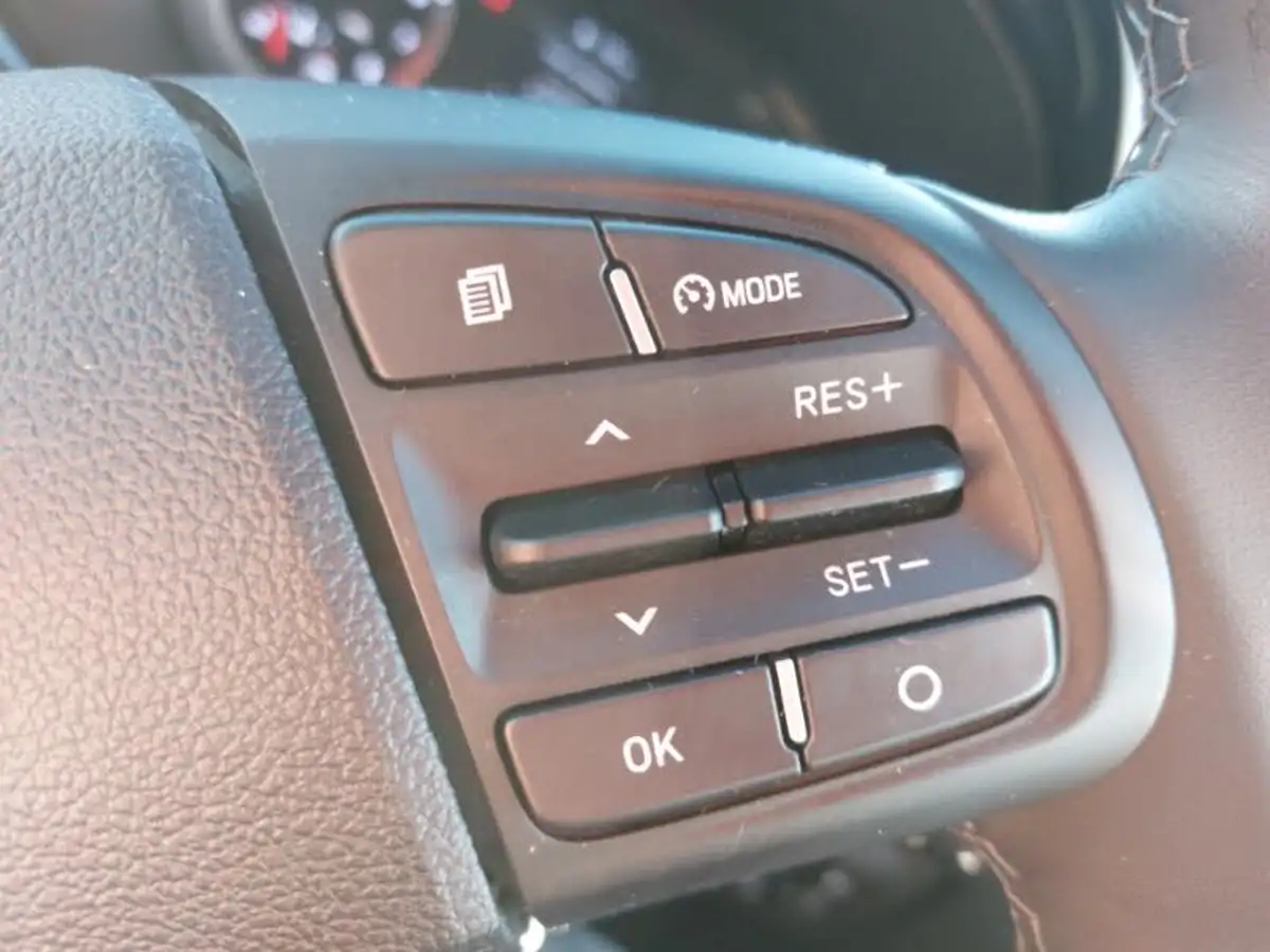 2021-hyundai-i10-10-se-connect-big-15