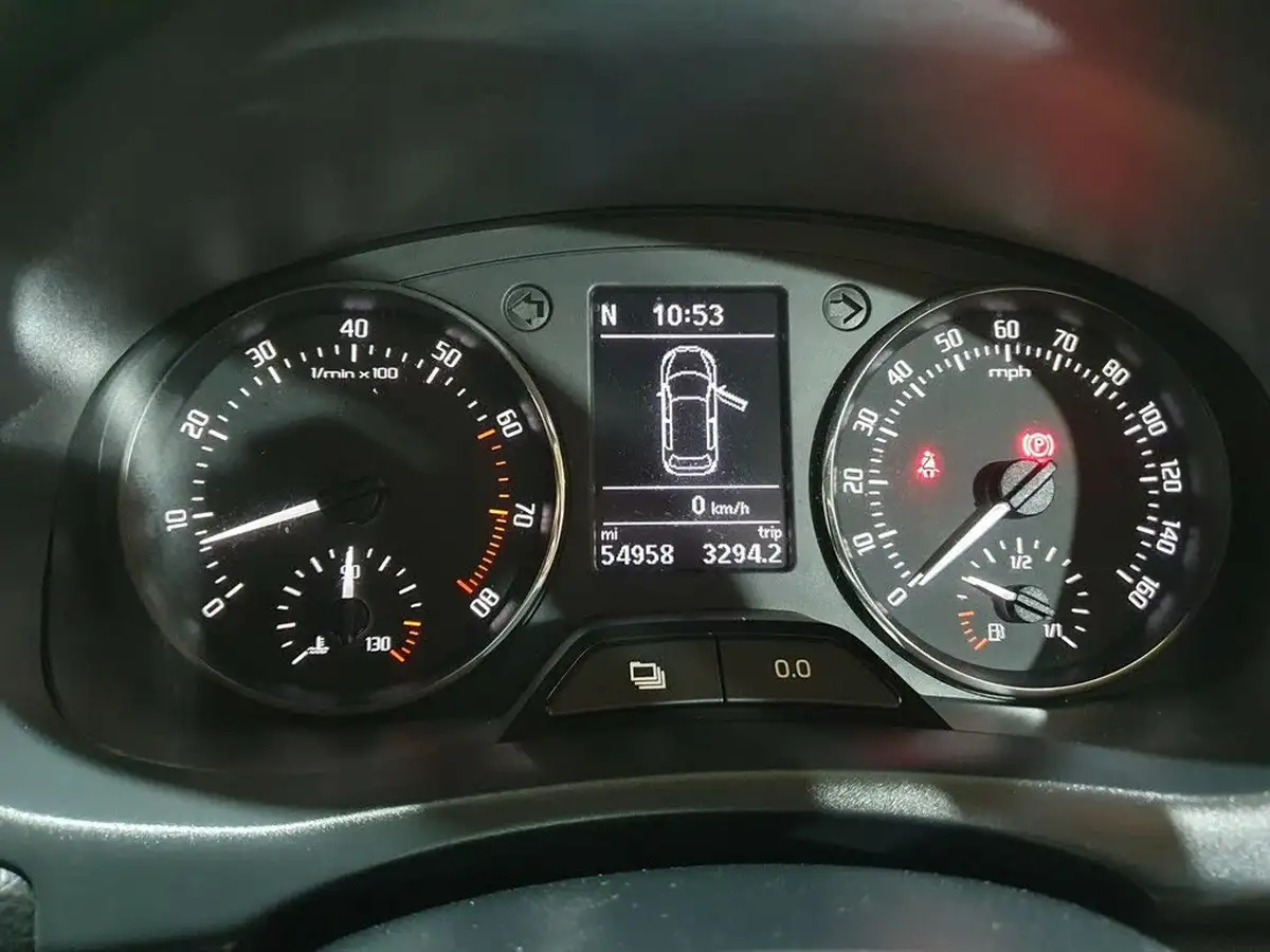 2014-skoda-fabia-12-black-edition-hatchback-big-3
