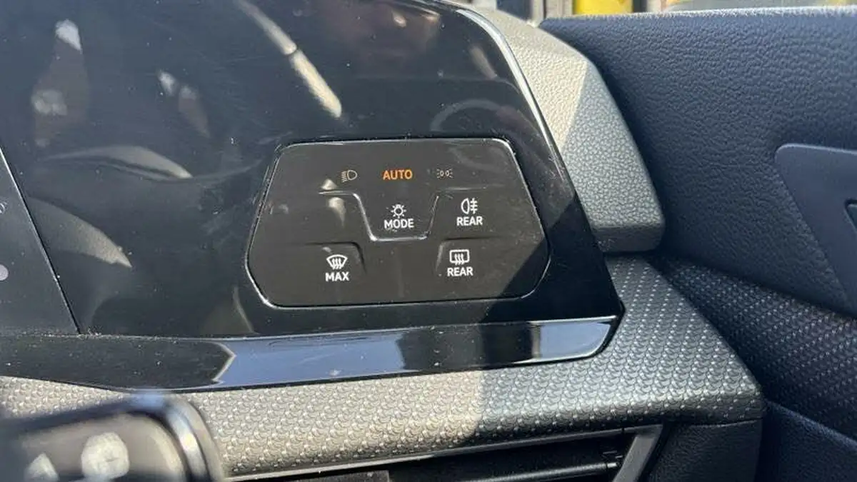 2022-volkswagen-golf-15-etsi-r-line-150ps-hatchback-big-19