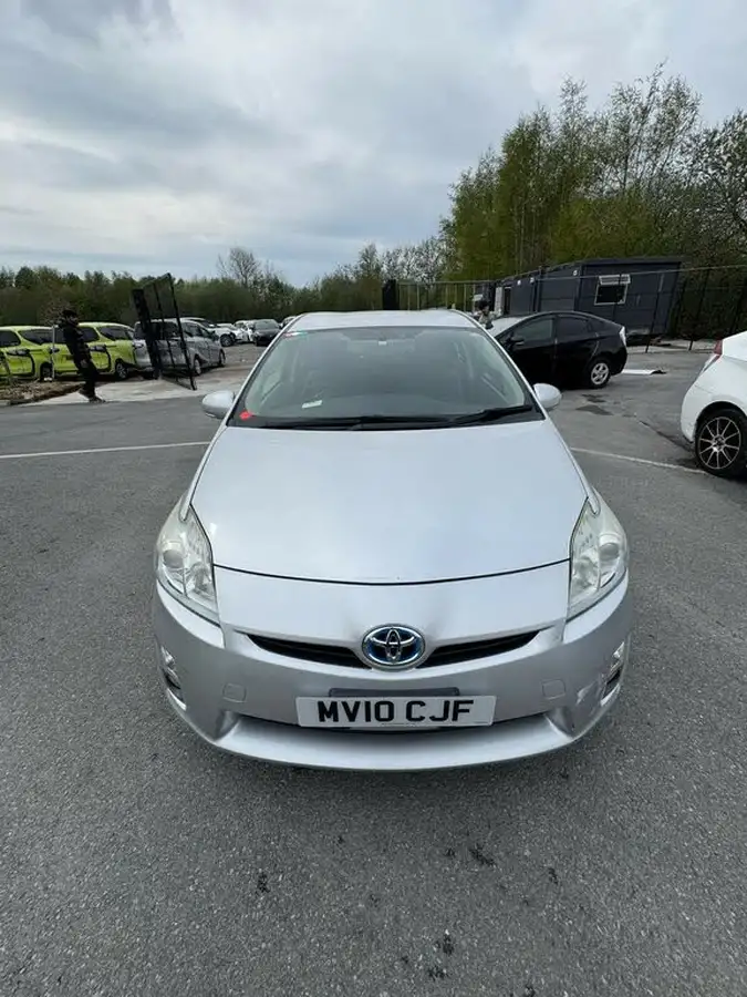 2010-toyota-prius-big-2