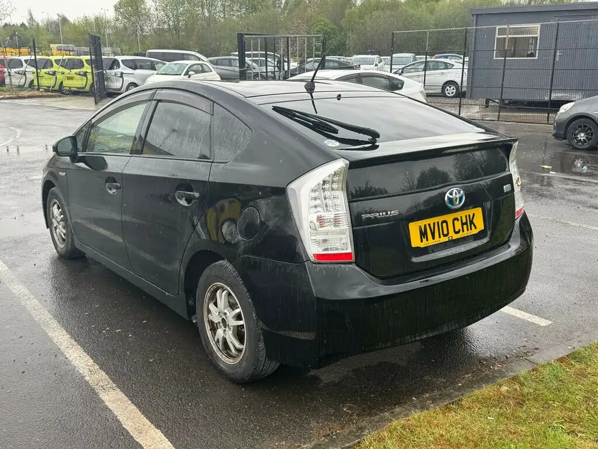 2010-toyota-prius-big-5