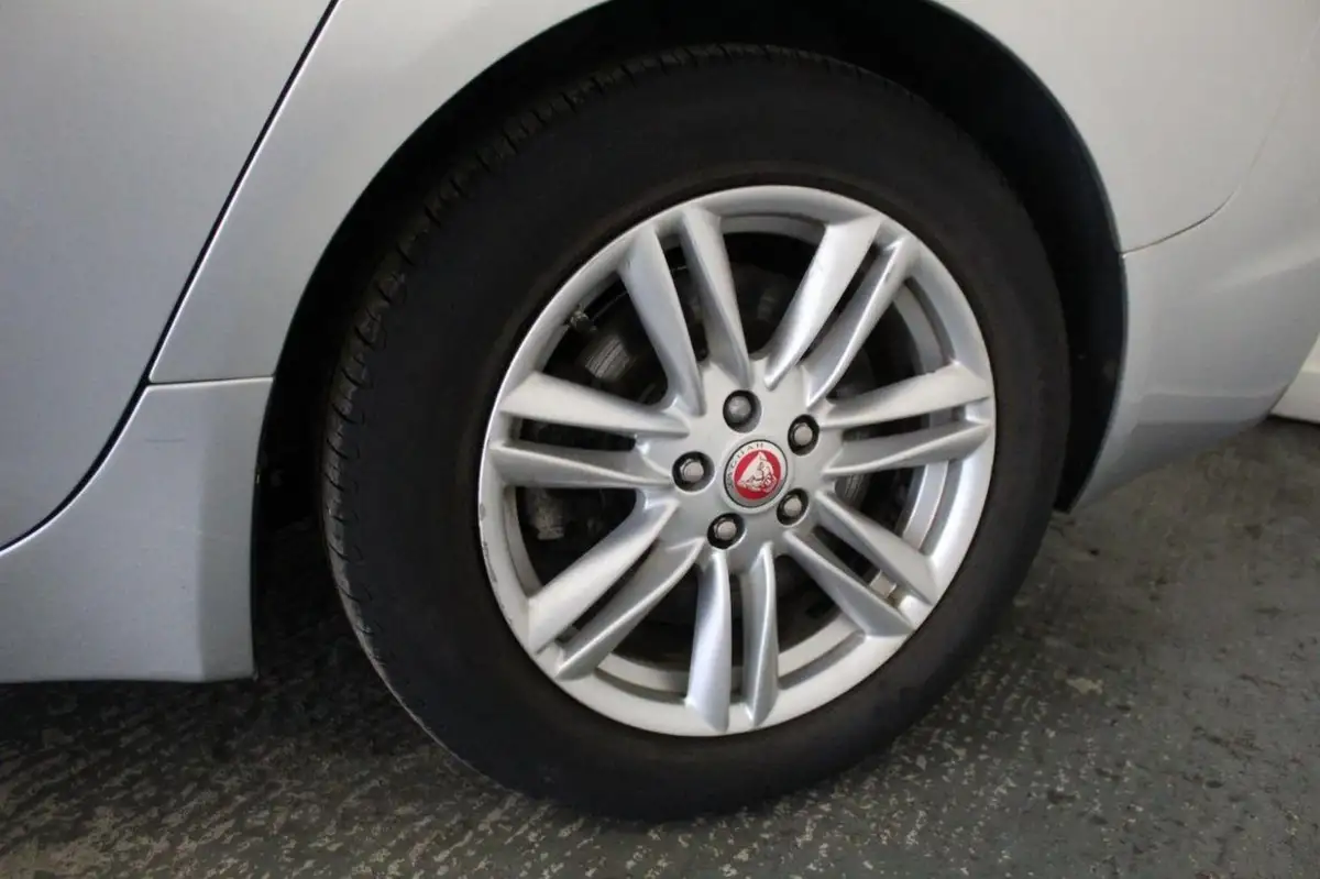 2015-jaguar-xf-22td-luxury-200ps-saloon-4d-big-49
