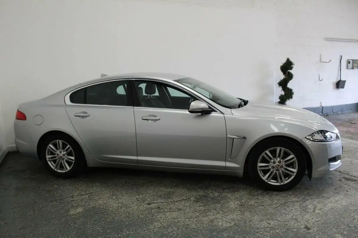 2015-jaguar-xf-22td-luxury-200ps-saloon-4d-big-2