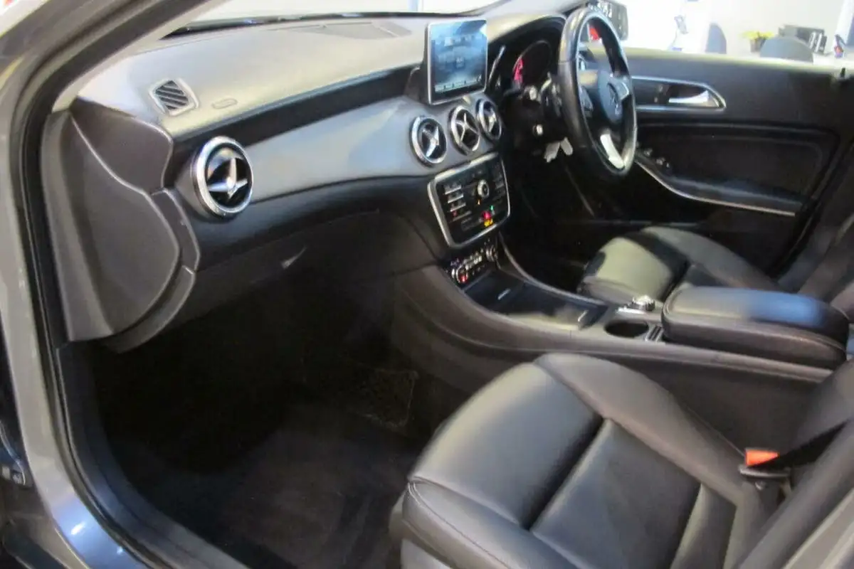 2016-mercedes-benz-gla-class-21d-gla-200d-sport-ss-7g-dct-big-2