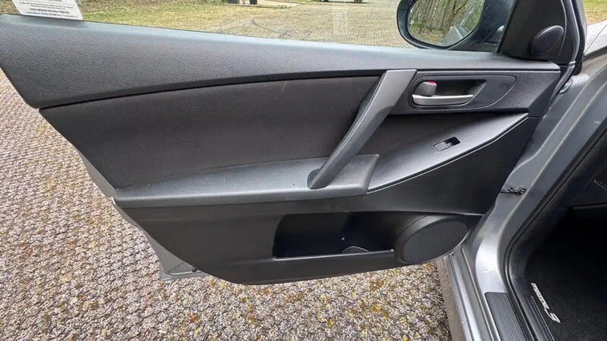 2013-mazda-mazda3-16-tamura-auto-big-23