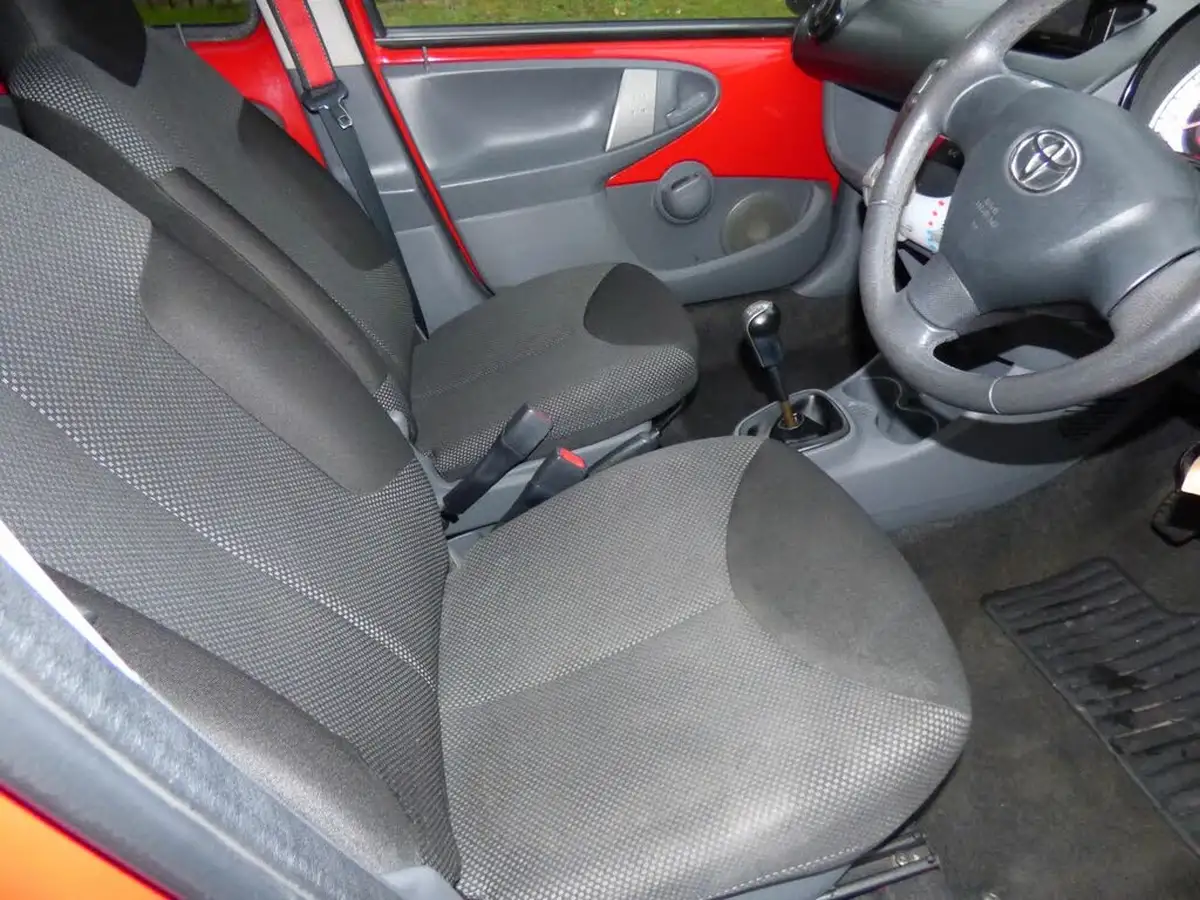 2012-toyota-aygo-10-aygo-go-5d-big-16