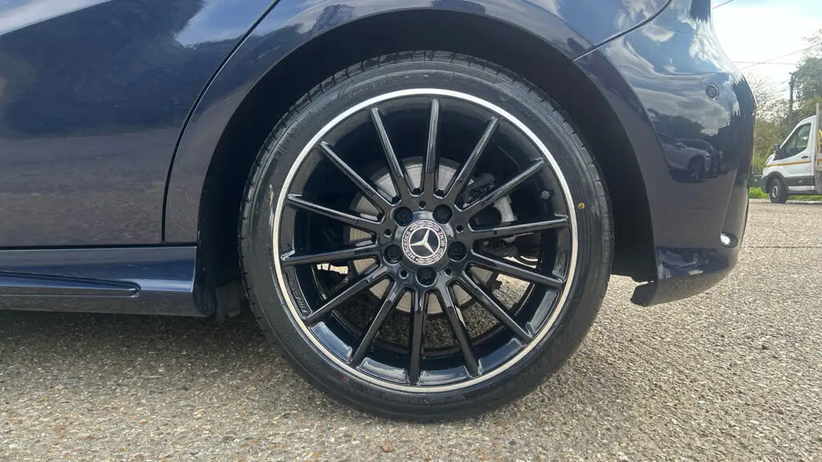 2017-mercedes-benz-a-class-16-a200-amg-line-ss-7g-dct-big-18