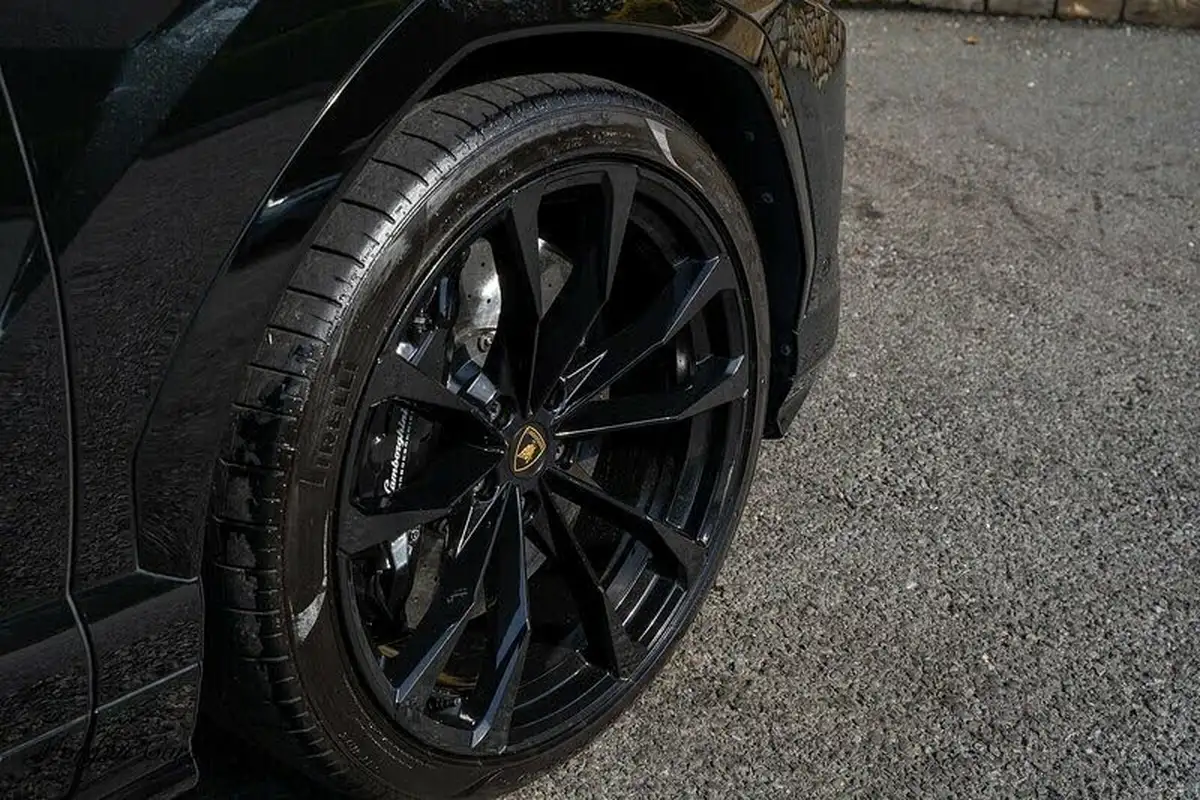 2021-lamborghini-urus-40-no-trim-big-5