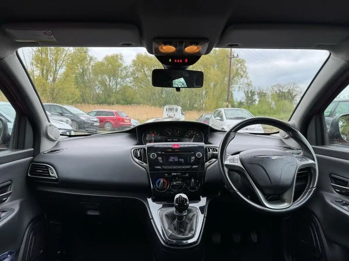 2014-chrysler-ypsilon-12-s-big-16