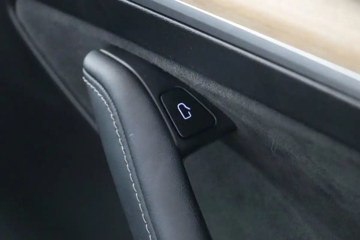 2022-tesla-model-y-e-long-range-big-27