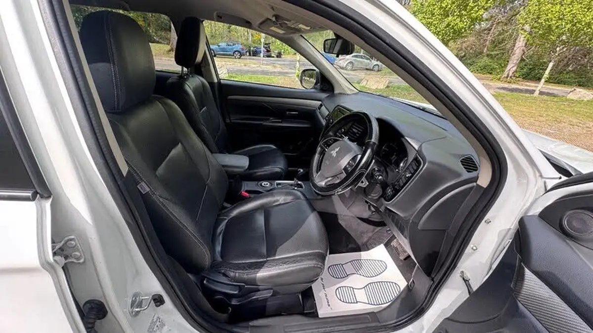 2015-mitsubishi-outlander-22di-d-gx3-7st-auto-big-2