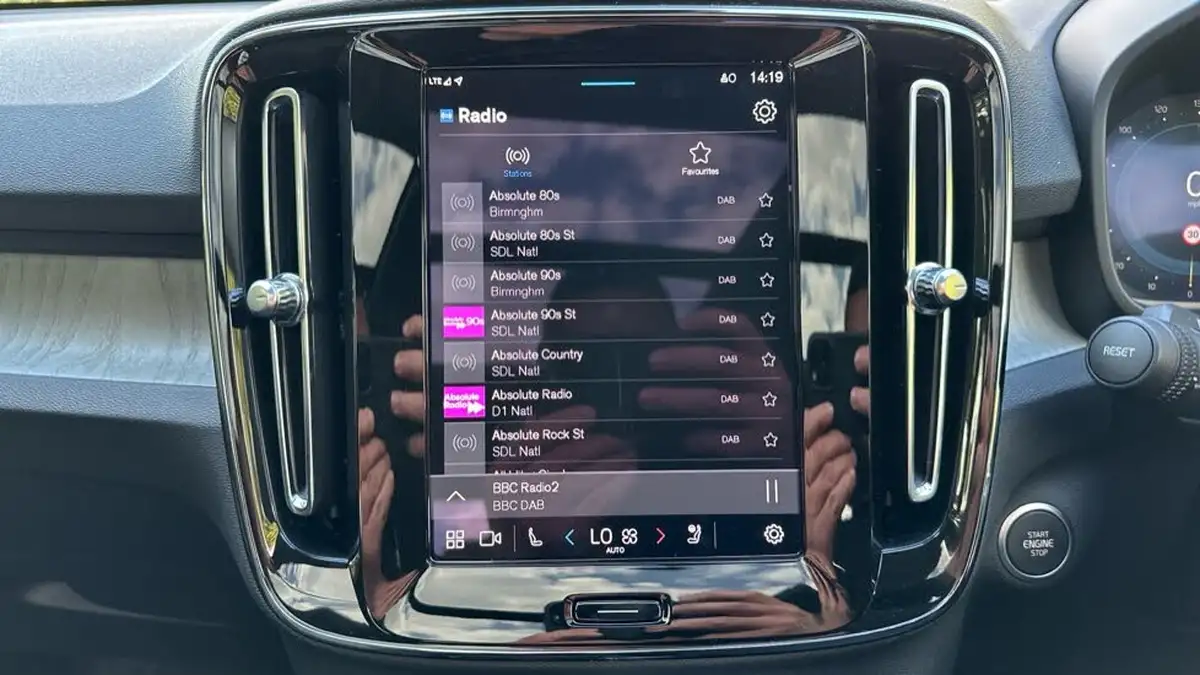 2024-volvo-xc40-20-b4-r-design-pro-big-29