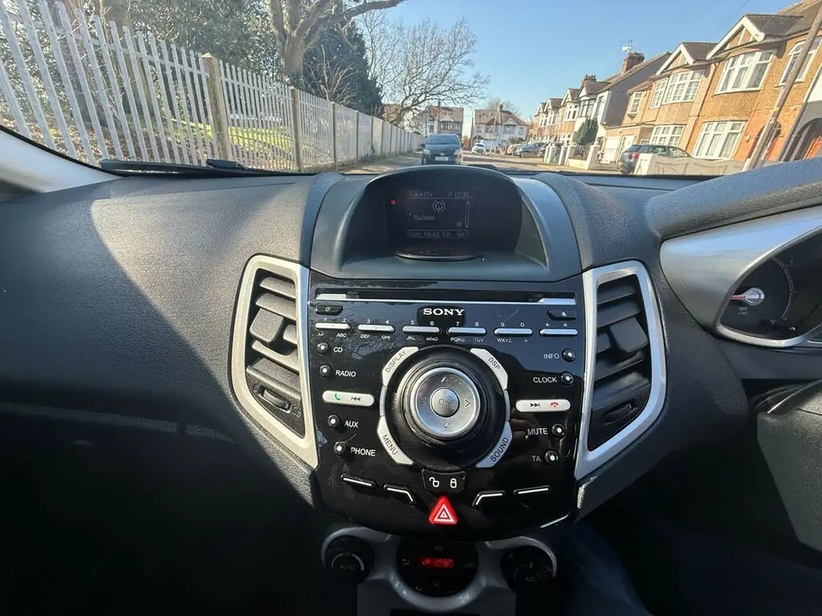 2012-ford-fiesta-14-titanium-5d-big-36