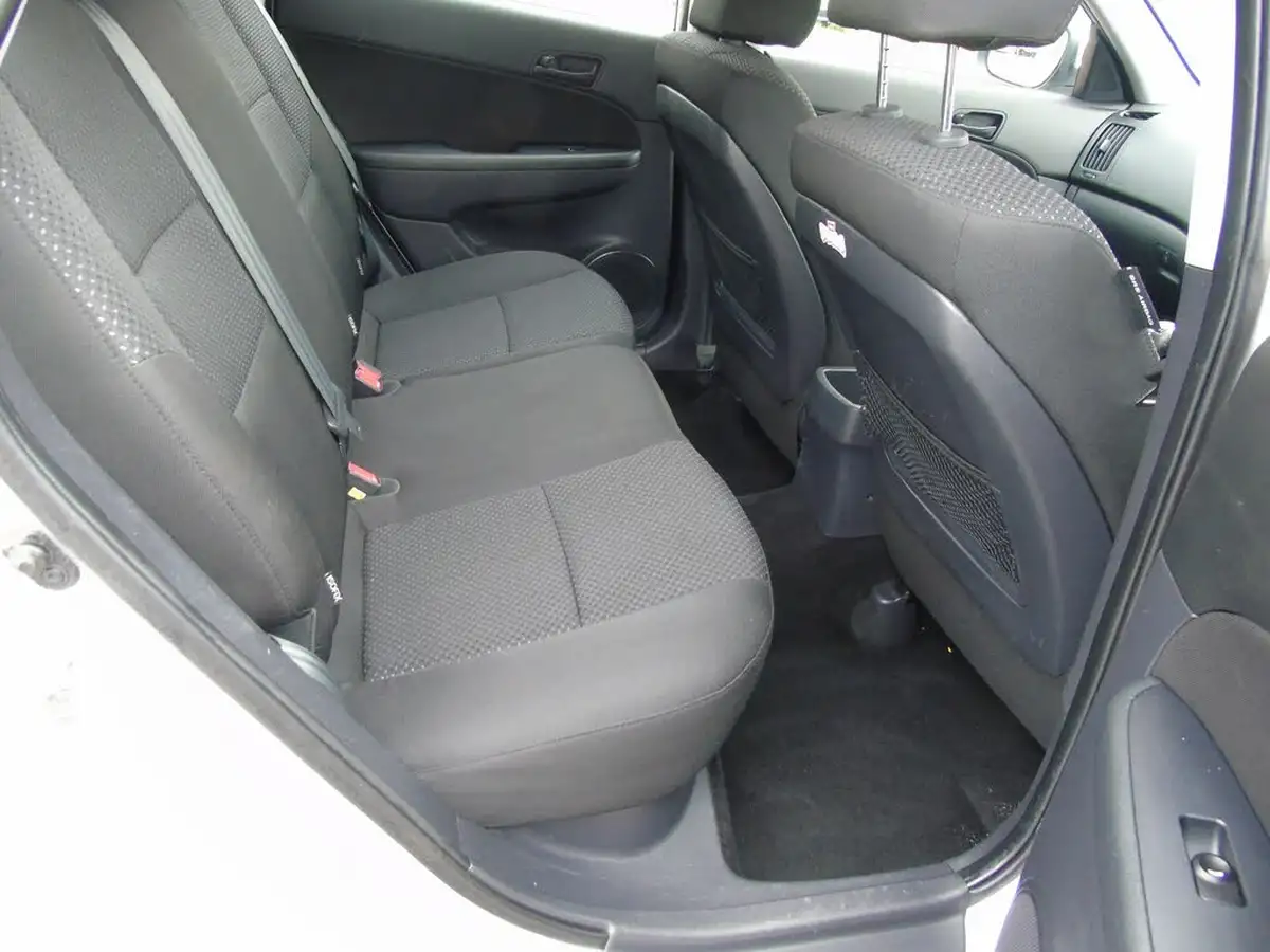 2011-hyundai-i30-16td-comfort-115ps-hatchback-big-17
