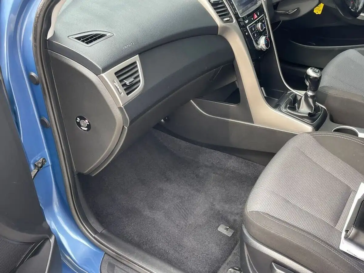 2015-hyundai-i30-16crdi-se-nav-110ps-tourer-big-38