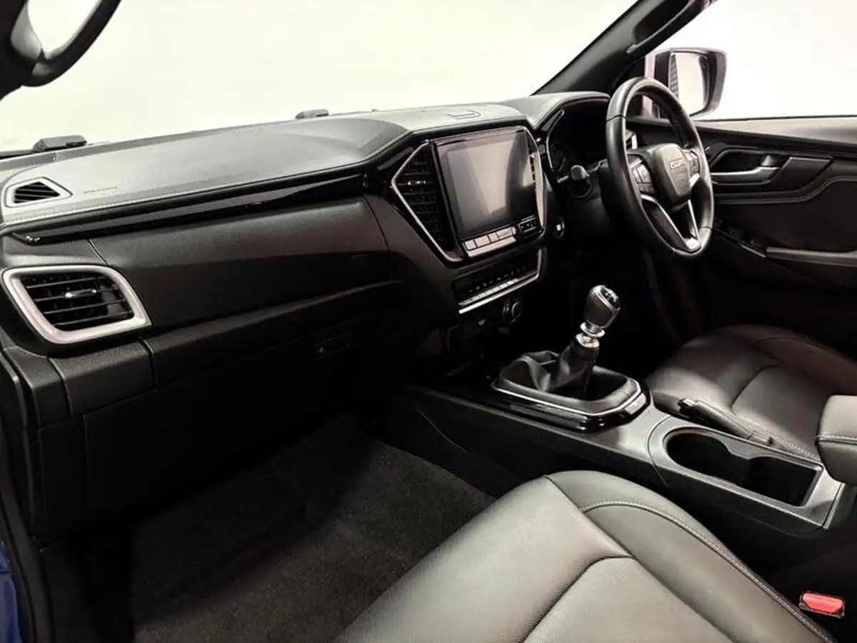 2023-isuzu-d-max-19td-v-cross-big-10