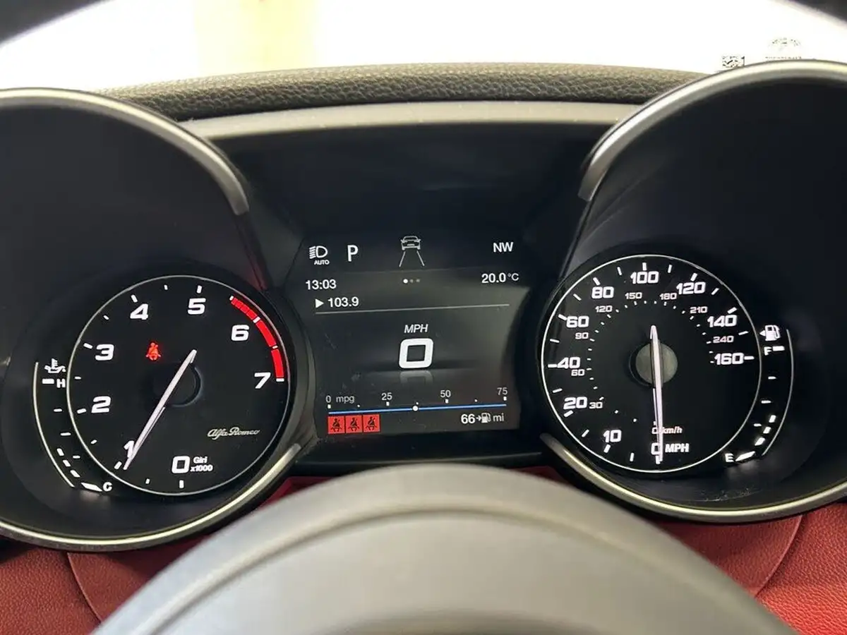 2018-alfa-romeo-giulia-20-veloce-big-40