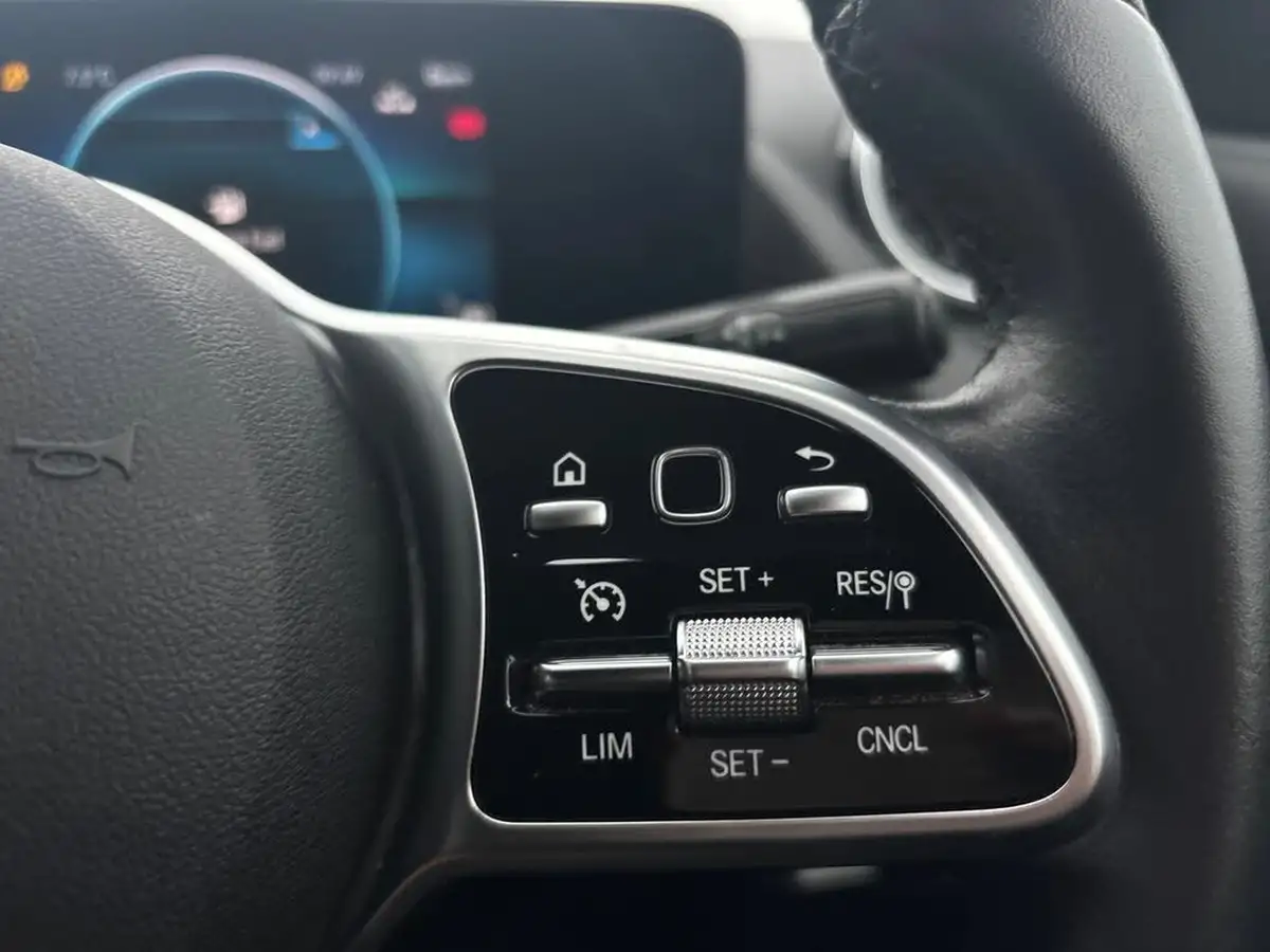 2022-mercedes-benz-gla-class-13-gla-180-sport-executive-big-26